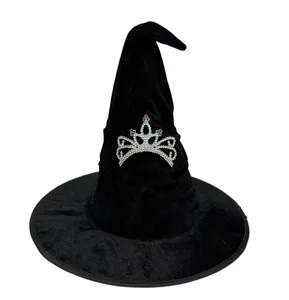 Détail de chapeau de sorcière en velours noir, avec ornement de couronne en strass.