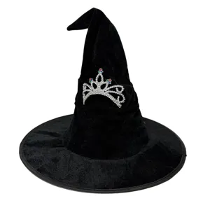 Gros plan détail d'un chapeau de sorcière en velours noir avec un diadème en strass brillant.