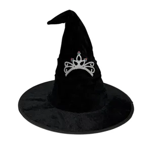 Détail de chapeau de sorcière en velours noir avec couronne, accessoire de costume
