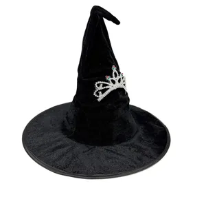 Vue détaillée du chapeau de sorcière en velours noir avec tiare en strass, idéal Halloween.