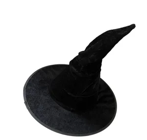Vue détaillée de chapeau de sorcière en velours noir, idéal pour fêtes et cosplay.