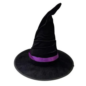 Détail du chapeau de sorcière en velours noir avec ruban violet pour Halloween.