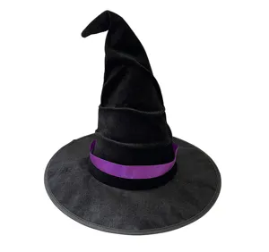 Gros plan détaillé du chapeau de sorcière noir avec tissu doux et ruban violet.