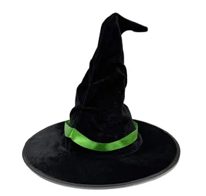 Gros plan du chapeau de sorciere en velours noir avec ruban vert et calotte froissee.