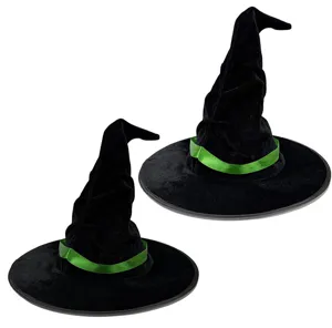 Vue détaillée du chapeau de sorcière noir en velours avec ruban satin, costume d'Halloween.