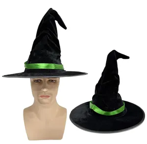 Vue détaillée du chapeau de sorcière en velours noir avec un ruban de satin vert vif.