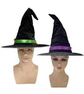Détail de chapeau de sorcière d'Halloween en velours noir avec rubans de satin.