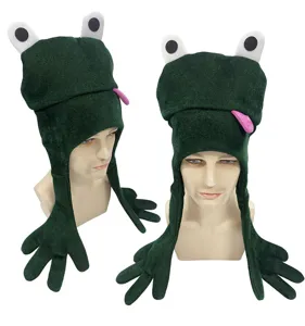 Vista detallada del divertido sombrero de rana de peluche verde con ojos y orejas de manos.