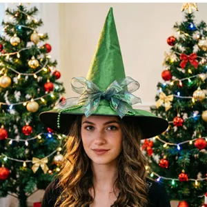 Λεπτομερής κοντινή λήψη του πράσινου βελούδινου καπέλου μάγισσας με φιόγκο οργάντζας.