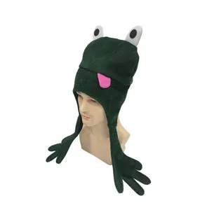 Vista detallada del divertido gorro de rana con ojos de felpa y largos brazos colgantes.