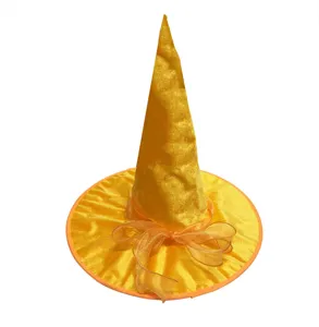 Vista de detalle del sombrero de bruja amarillo con textura de terciopelo y lazo.