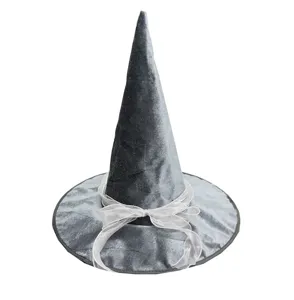 Vista detallada de un sombrero de bruja de terciopelo gris con lazo para Halloween.