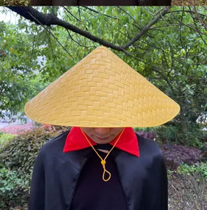 Ensemble chapeau conique jaune traditionnel et cape noire pour danse et spectacle de scène.