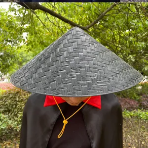 Vue detaillee d'un chapeau conique noir en bambou tresse comme accessoire de danse.