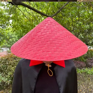 Chapeau conique de danse rouge accessoire, style tissé en bambou traditionnel pour spectacle de scène.