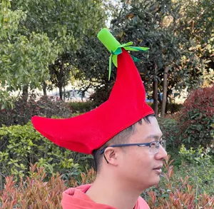 Sombrero de fiesta de pimienta roja detalle, tocado de cosplay gracioso para eventos.