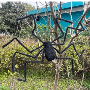 Riesige hängende Plüschspinne Detailansicht im Freien, ideal für Halloween Party Dekoration.