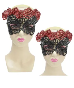Vue détaillée du masque en dentelle noire avec serre-tête floral de roses rouges pour fêtes.