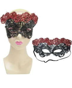 Vue detaillee du masque de fete en dentelle noire avec des roses rouges et un design elegant.