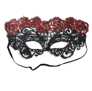 Détails du masque en dentelle noire avec roses rouges et crâne pour fête d'Halloween.