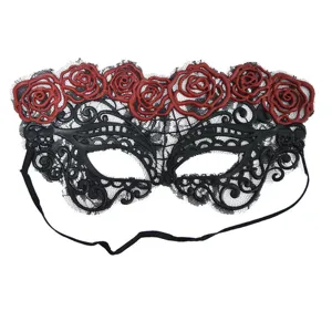 Détail de masque en dentelle noire avec motif floral de rose rouge et décoration de crâne.