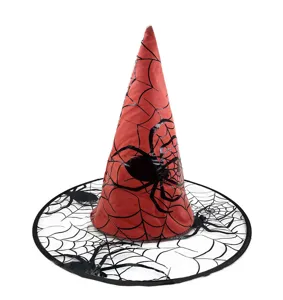 Rode heksenhoed met zwart spinnenweb design, perfect voor Halloweenfeesten en feestdagen.