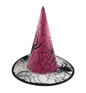 Gedetailleerd overzicht van de roze Halloween heksenhoed met zwarte spinnenwebprint en rand.