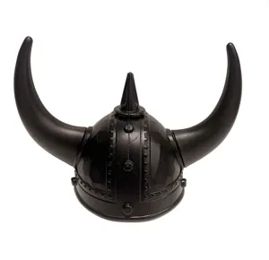 Primer plano detallado del casco vikingo de plástico negro con cuernos grandes para fiesta.