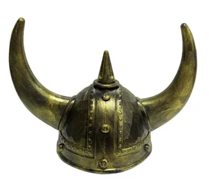 Primer plano del casco de vikingo dorado con textura detallada y remaches bien definidos.