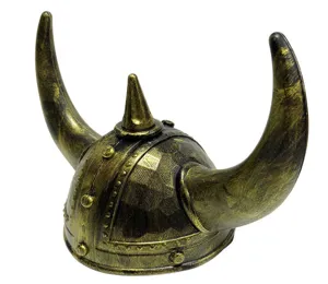 Detalle casco cornudo vikingo, accesorio fiesta disfraz Halloween, tocado de guerrero.