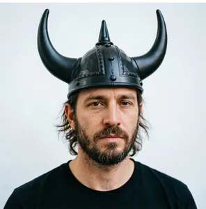 Halloween casco con cuernos vikingo negro accesorio de disfraz, ideal para fiestas y espectáculos.