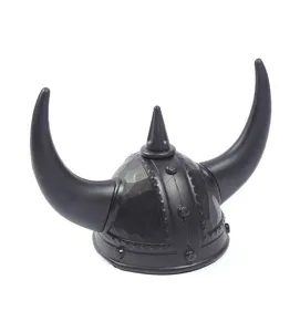 Casco vikingo con cuernos vista detalle, accesorio disfraz negro para fiesta Halloween.