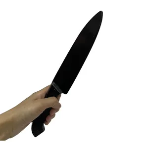 Detalle de cuchillo de utileria de plastico negro, ideal para disfraz y espectaculo.