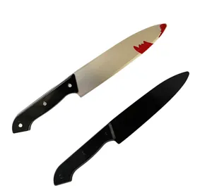 Detalle del juego de accesorios de cuchillo falso ensangrentado de plástico para Halloween.