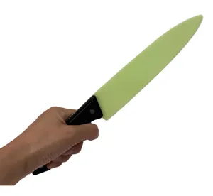 Vista detallada del cuchillo de utilería de plástico para Halloween, con hoja verde y mango negro.