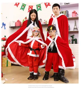 Details van rood fluwelen kerstcape kostuum voor familie vakantie feest en winterkleding.