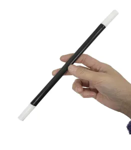 Vista detallada del clásico accesorio de varita mágica de plástico negro para cosplay.