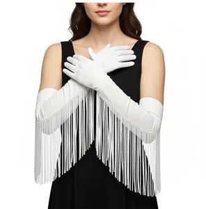 Detailansicht langer weißer Fransen-Handschuhe für Damen, elegante Opern- und Party-Accessoires.