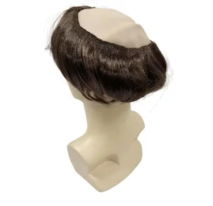 Vue détaillée d'une drôle de perruque calvitie marron pour fête costumée style.