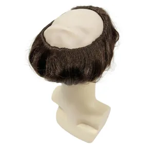Vue détaillée perruque chauve marron, chapeau drôle cheveux bouclés courts pour fête.