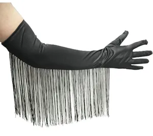 Nahaufnahme schwarzer langer Satinhandschuhe mit langen Fransen für Partys und Events.