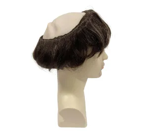 Gros plan détail de drôle hommes calvitie perruque marron cheveux bouclés courts casquette.