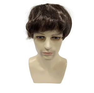Vue détaillée de la perruque courte marron pour hommes montrant une texture bouclée rétro.