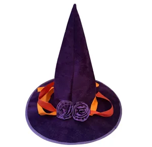 Gedetailleerd close-upgezicht van de paarse Halloween heksenhoed met linten en rozen.