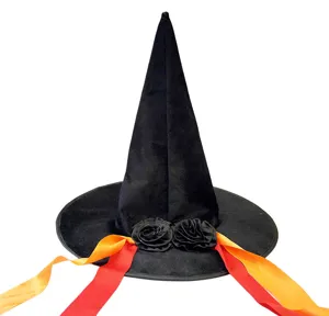 Zwarte Halloween heksenhoed met rozen en linten voor verkleedpartij magische feest details.