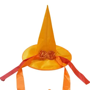 Oranje Halloween heksenhoed met stoffen bloemen en lange linten voor feestelijke kostuums.