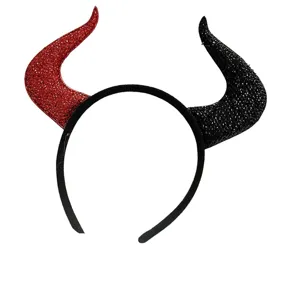 Detalle de diadema con cuernos de diablo con purpurina, aro de pelo rojo y negro.