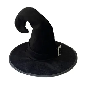 Détail de chapeau de sorcière noir avec pointe courbée et boucle rectangulaire en strass.