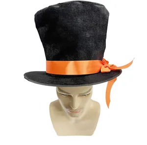 Vue détaillée du chapeau haut de forme noir avec ruban orange, texture du tissu et nœud.