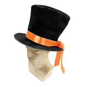 Gros plan de l'élégant chapeau haut de forme noir avec ruban en satin orange vif.